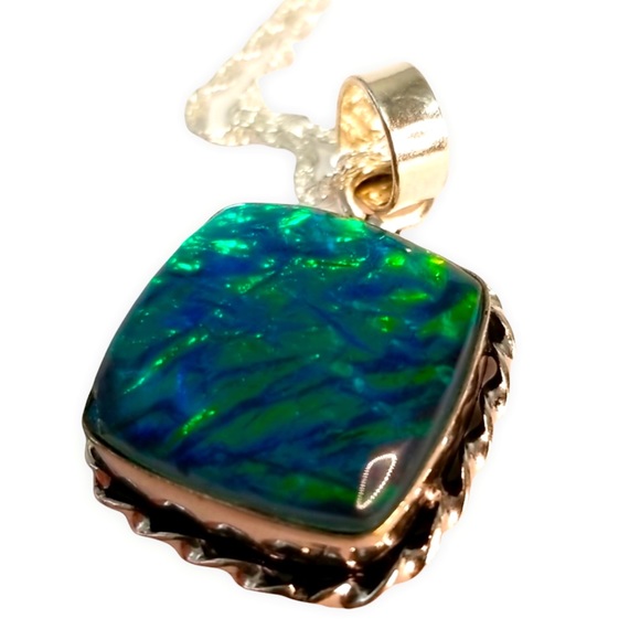 Jewelry - Iridescent Green  Pendant Necklace 925 Silver 18"